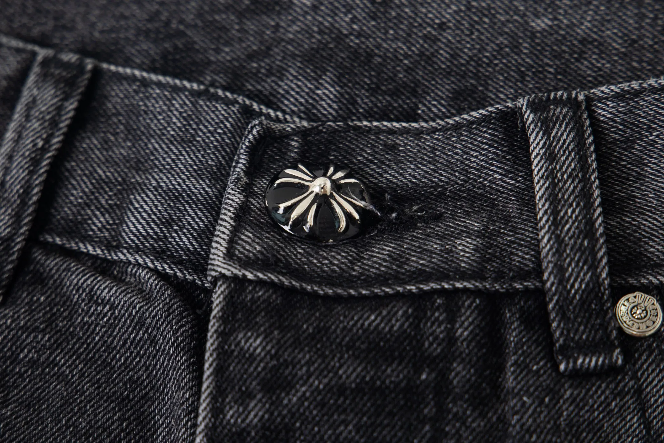 P270 top version) Chrome Hearts Chrome Hearts Jeans Purple Matty Boy Sex Records Rivet Style Work Jeans CH Jeans need to be washed and disassembled and then hand-stitched with sheepskin cross leather and then spliced ​​together. The whole piece has too much craftsmanship to explain. The cabinet price is 32W+ level, patchwork cross flower embellishment, high-waisted washed jeans! ! Absolutely high-end luxury products, 8W+ level god-level items, super popular products, made with top heavy industry, a magic weapon that cannot be missed. About Kroxin This is an extremely luxurious fashion brand, which can also be called the nobles of the high street. It has always been an exclusive brand for some hipsters or rich second generation. Compared with ordinary high streets, it is more luxurious and noble. Compared with luxury brands, it has a more fashionable personality and has always been a brand that I have a special liking for. Size: 28-30-32-34-36 (corresponds to S-M-L-XL-XXL)